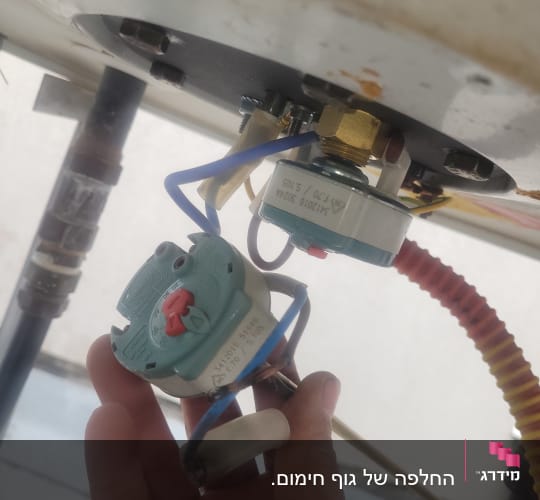 חיבורי חשמל לדוד שמש עם חוטים וכפתור אדום